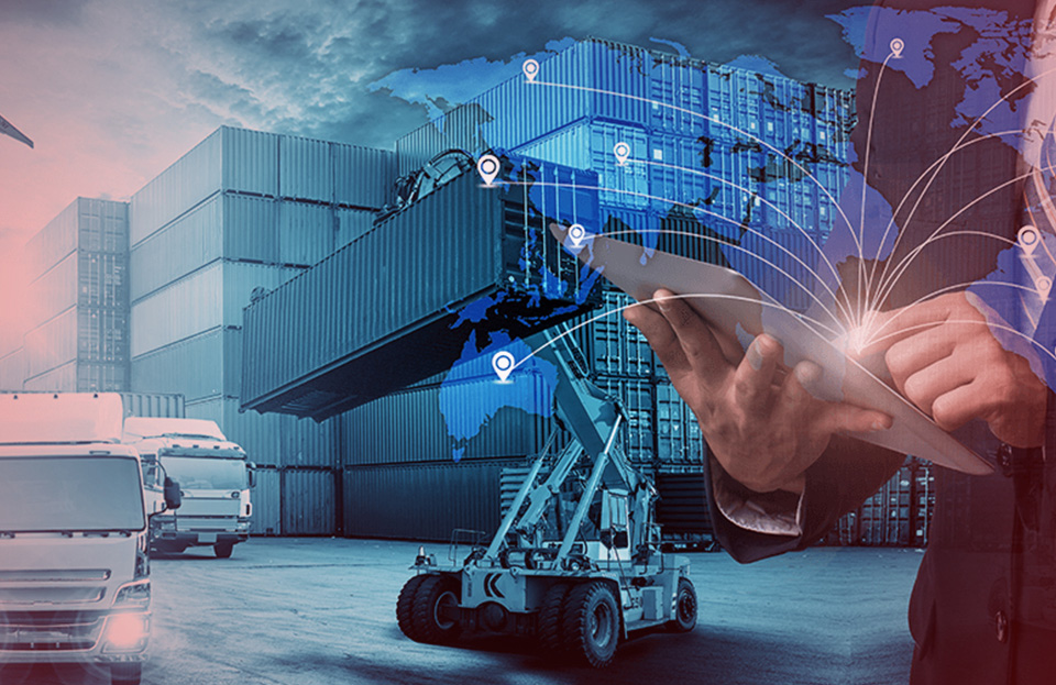 Imagem de um porto com containers, caminhões e um operador logistico com um tablet na mão