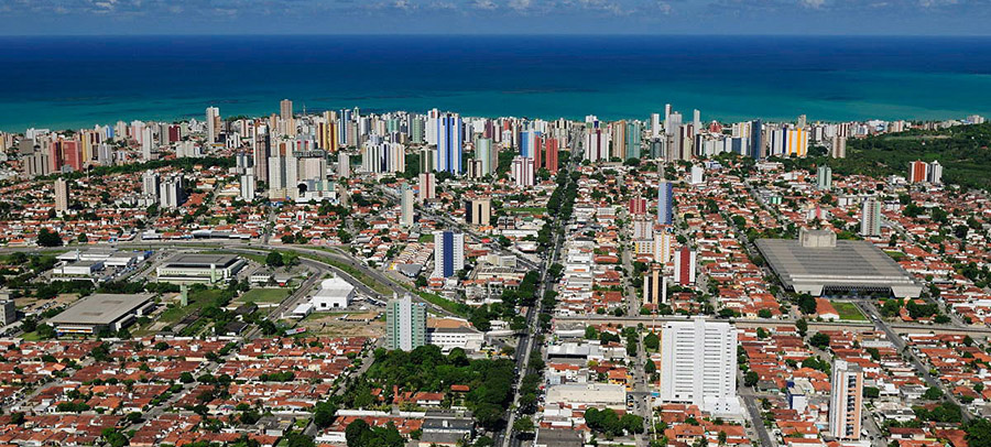 imagem da cidade de João Pessoa com o litoral ao fundo