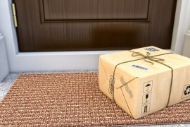 imagem pacote de entrega na porta da casa