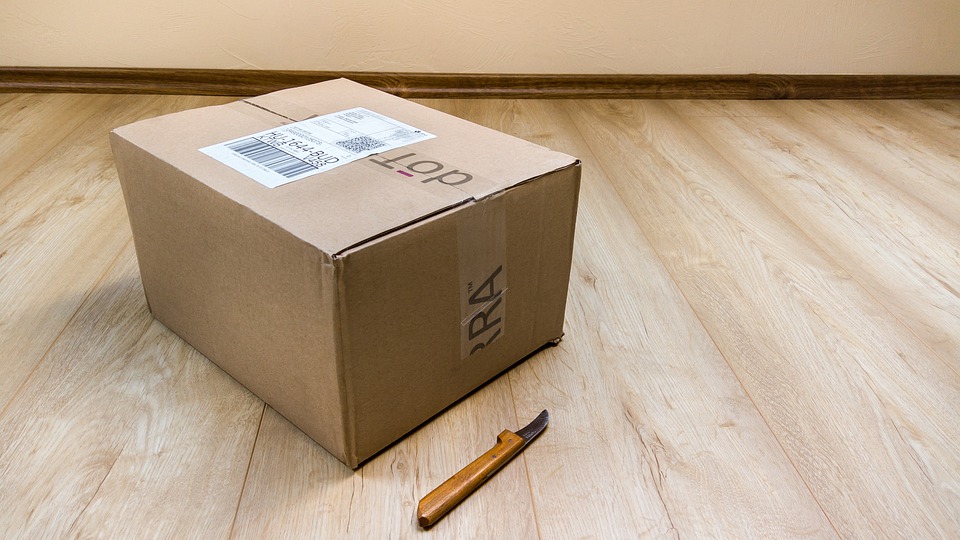 imagem de um pacote de entrega no chão de uma casa