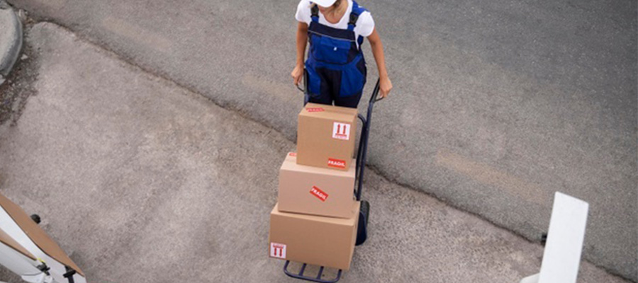 imagem de uma pessoa carregando caixas para entrga