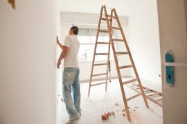 Imagem de um homem reformando um apartamento