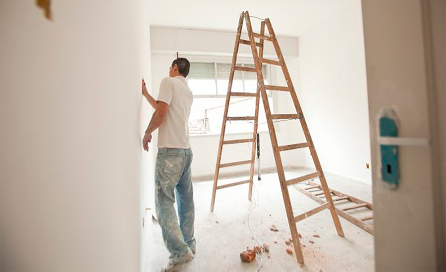 Imagem de um homem reformando um apartamento