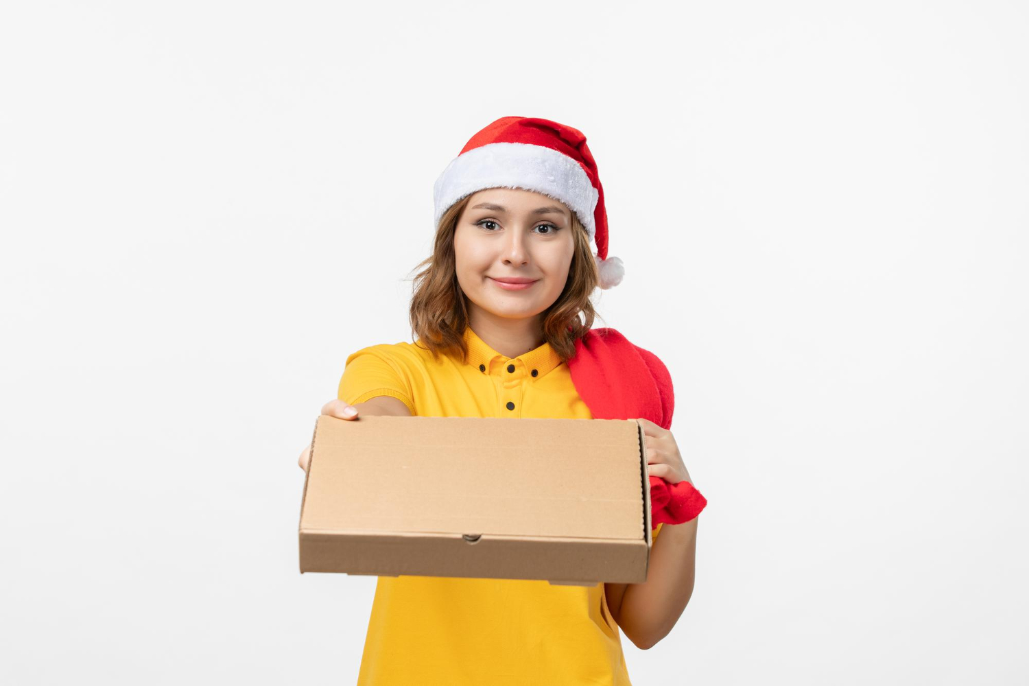 imagem de uma jovem com gorro de natal com uma caixa na mão fazendo entrega