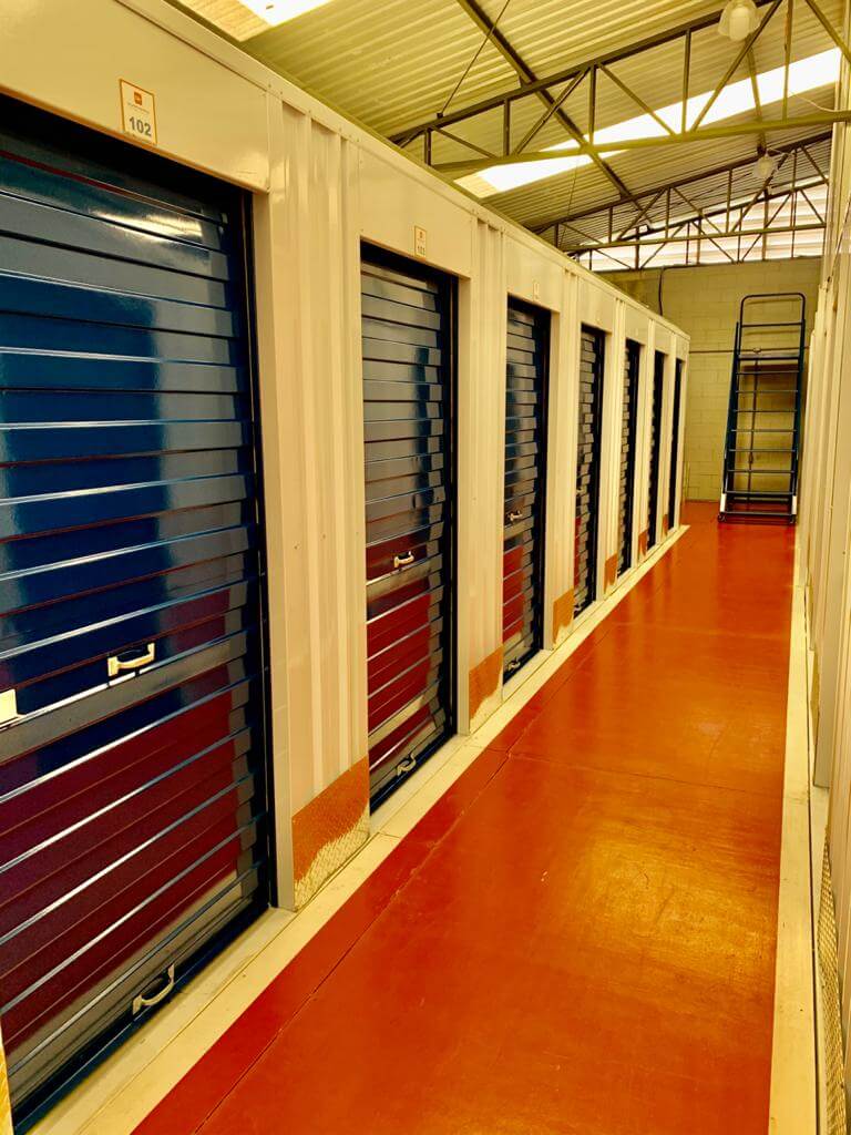 A imagem mostra um exemplo de self storage.