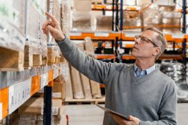Homem trabalhando em armazem de self storage