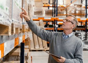 Homem trabalhando em armazem de self storage