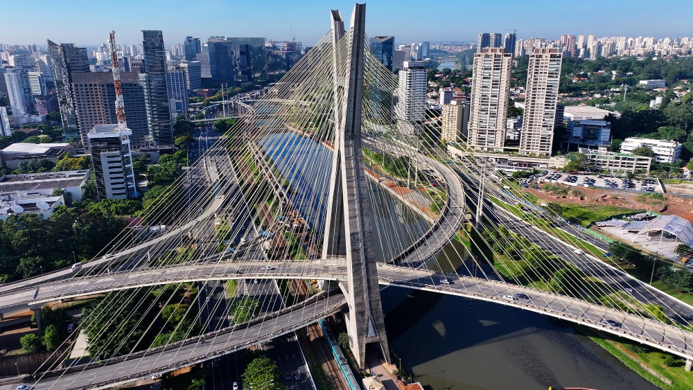 A famosa ponte de cabo no centro de São Paulo, Brasil